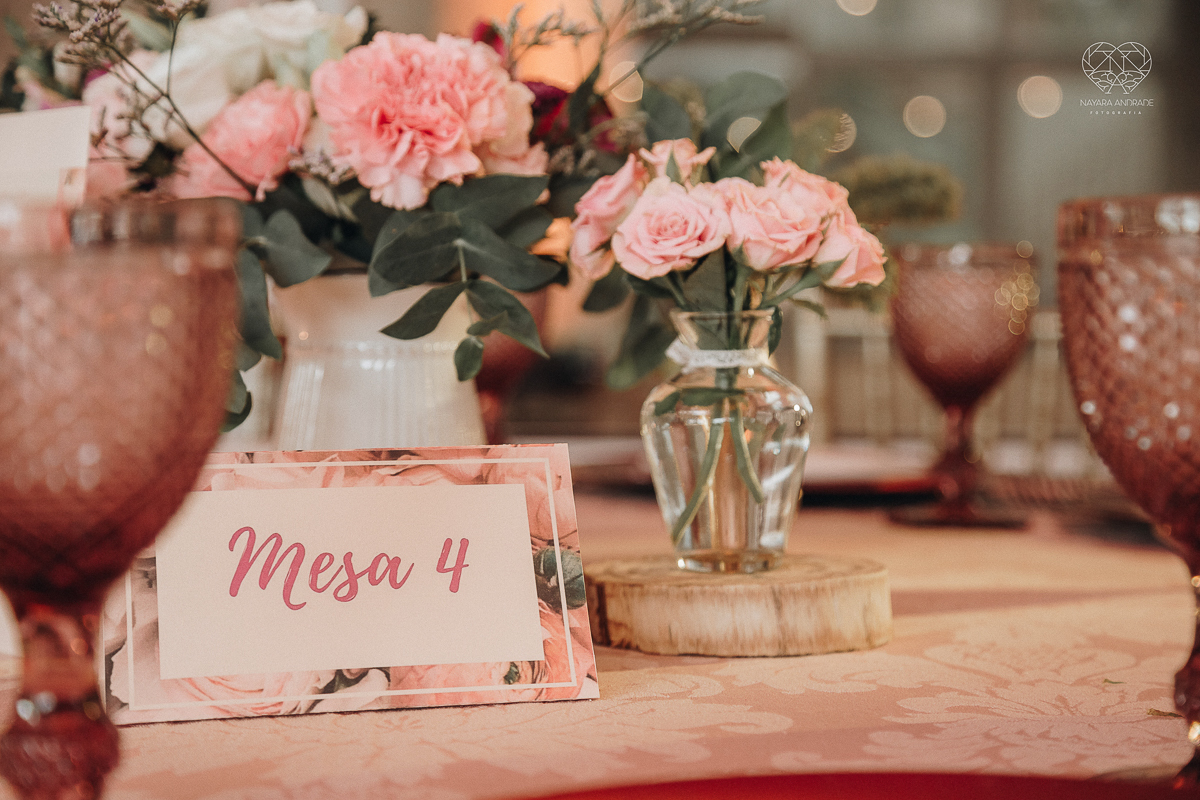 Lindas fotos externas de casal pos casamento noiva com veu noivo de terno azul no por do sol fim de tarde feitas no espaço plataforma pela fotografa premiada nayara andrade