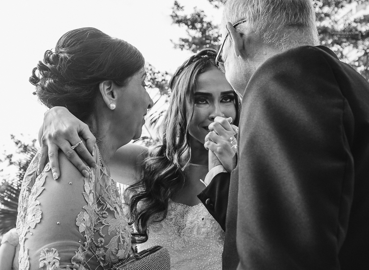 Foto emocionante de pai e filha no casamento chorando cerimonia de casamento ao ar livre com lindo por do sol no espaço plataforma em sao vicente santos no ilha porchat
