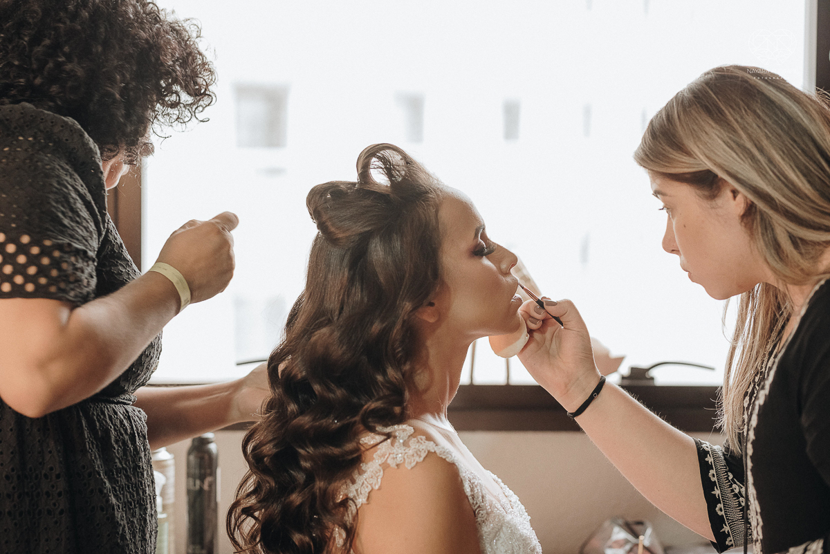Making of de noiva artistico feito em quarto de hotel com maquiagem e penteado fotografado pela fotografa premiada nayara andrade em santos litoral de sao paulo