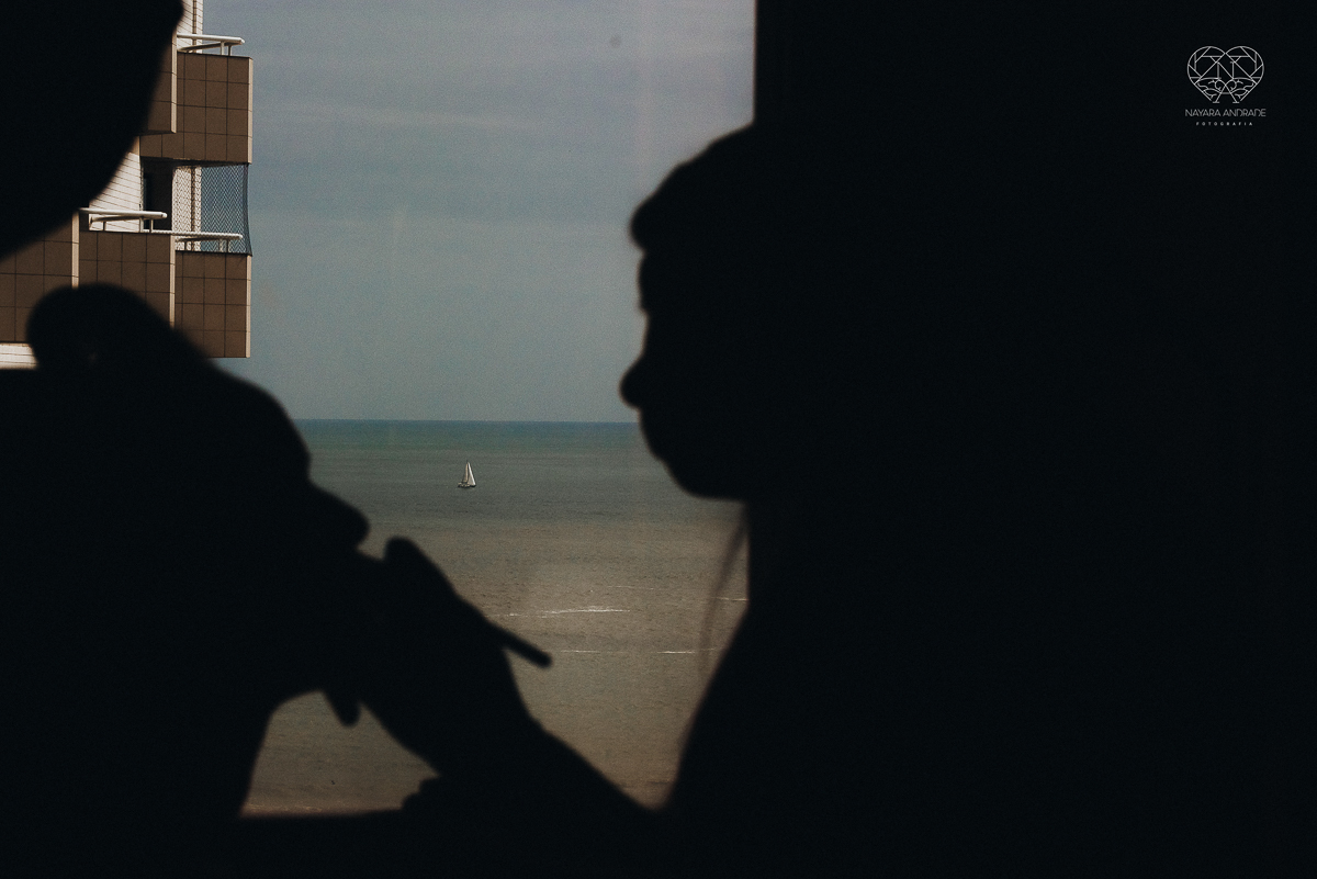 Making of de noiva artistico feito em quarto de hotel com maquiagem e penteado fotografado pela fotografa premiada nayara andrade em santos litoral de sao paulo