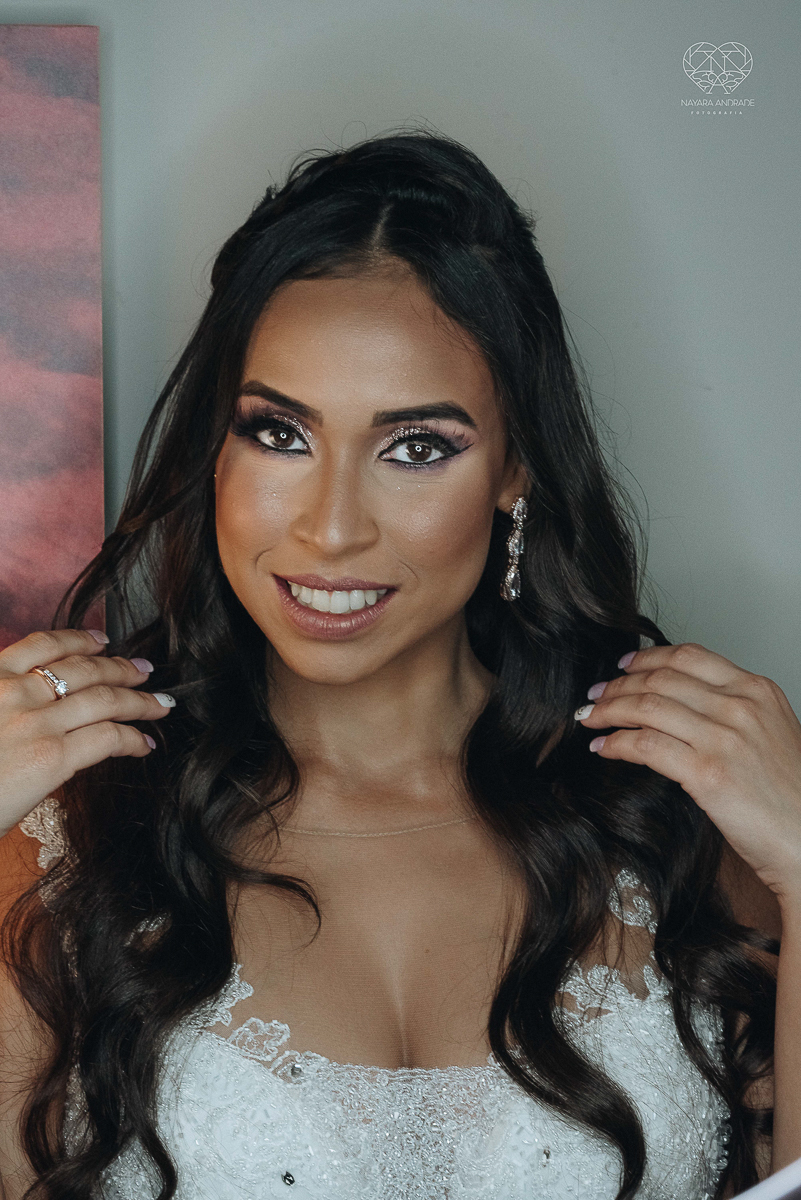 Making of de noiva artistico feito em quarto de hotel com maquiagem e penteado fotografado pela fotografa premiada nayara andrade em santos litoral de sao paulo