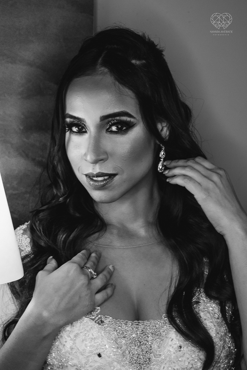 Making of de noiva artistico feito em quarto de hotel com maquiagem e penteado fotografado pela fotografa premiada nayara andrade em santos litoral de sao paulo