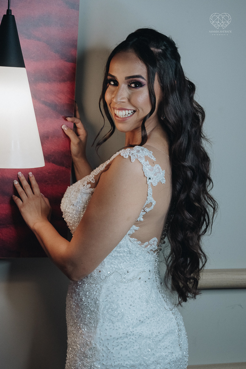 Making of de noiva artistico feito em quarto de hotel com maquiagem e penteado fotografado pela fotografa premiada nayara andrade em santos litoral de sao paulo