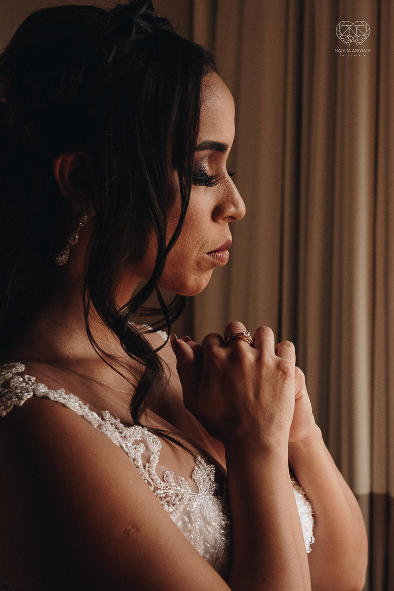 Making of de noiva artistico feito em quarto de hotel com maquiagem e penteado fotografado pela fotografa premiada nayara andrade em santos litoral de sao paulo