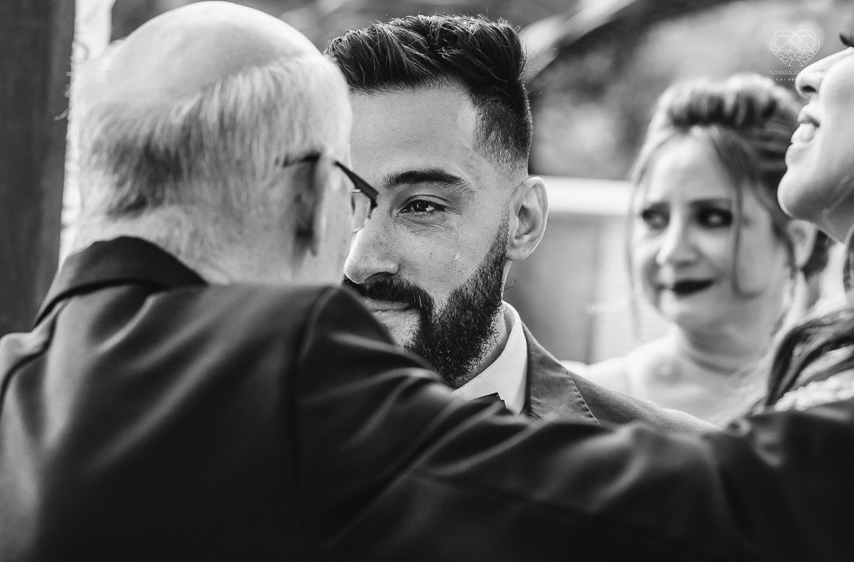 Foto emocionante de pai e filha no casamento chorando cerimonia de casamento ao ar livre com lindo por do sol no espaço plataforma em sao vicente santos no ilha porchat