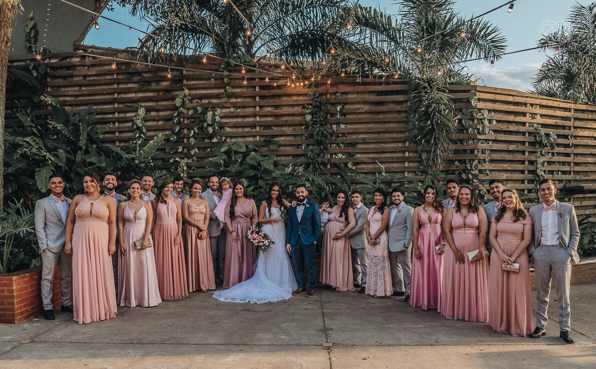 Fotos externas com padrinhos e madrinhas divertidas no espaço plataforma feitas pela fotografa nayara andrade