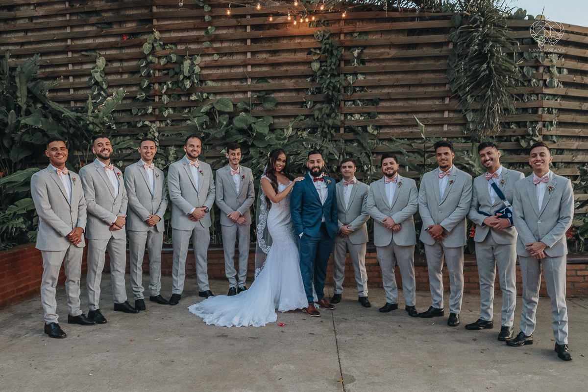 Fotos externas com padrinhos e madrinhas divertidas no espaço plataforma feitas pela fotografa nayara andrade