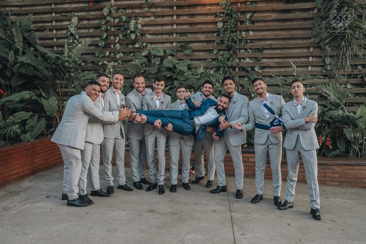 Fotos externas com padrinhos e madrinhas divertidas no espaço plataforma feitas pela fotografa nayara andrade