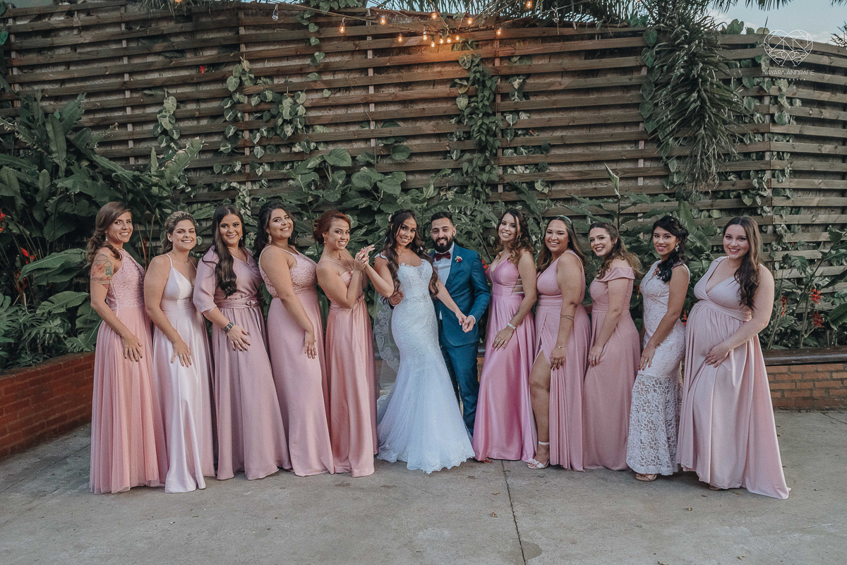Fotos externas com padrinhos e madrinhas divertidas no espaço plataforma feitas pela fotografa nayara andrade