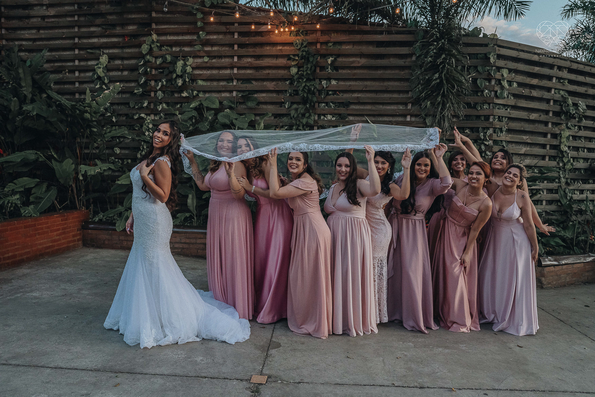 Fotos externas com padrinhos e madrinhas divertidas no espaço plataforma feitas pela fotografa nayara andrade