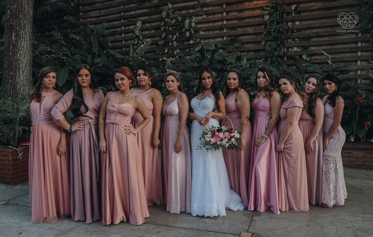 Fotos externas com padrinhos e madrinhas divertidas no espaço plataforma feitas pela fotografa nayara andrade