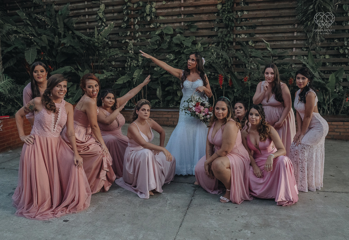 Fotos externas com padrinhos e madrinhas divertidas no espaço plataforma feitas pela fotografa nayara andrade