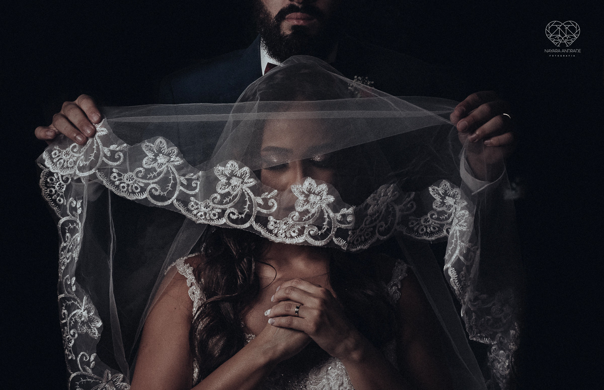 Lindas fotos externas de casal pos casamento noiva com veu noivo de terno azul no por do sol fim de tarde feitas no espaço plataforma pela fotografa premiada nayara andrade