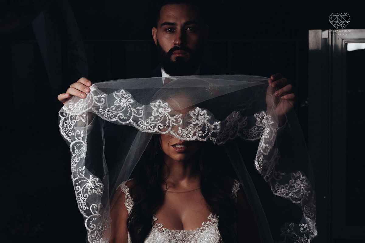 Lindas fotos externas de casal pos casamento noiva com veu noivo de terno azul no por do sol fim de tarde feitas no espaço plataforma pela fotografa premiada nayara andrade