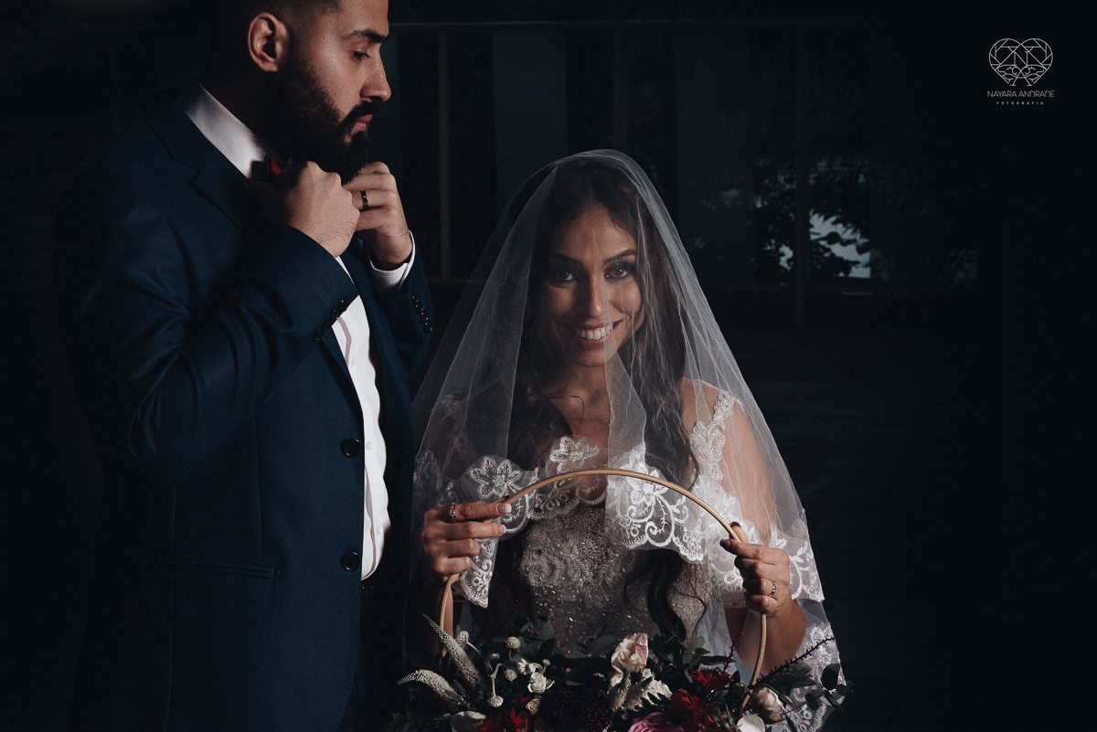 Lindas fotos externas de casal pos casamento noiva com veu noivo de terno azul no por do sol fim de tarde feitas no espaço plataforma pela fotografa premiada nayara andrade