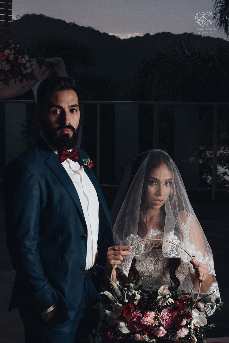 Lindas fotos externas de casal pos casamento noiva com veu noivo de terno azul no por do sol fim de tarde feitas no espaço plataforma pela fotografa premiada nayara andrade