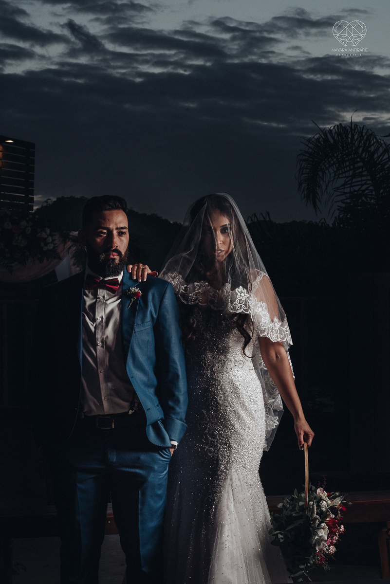 Lindas fotos externas de casal pos casamento noiva com veu noivo de terno azul no por do sol fim de tarde feitas no espaço plataforma pela fotografa premiada nayara andrade