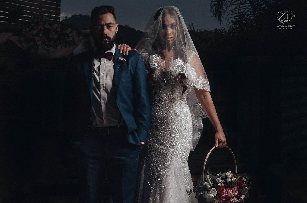 Lindas fotos externas de casal pos casamento noiva com veu noivo de terno azul no por do sol fim de tarde feitas no espaço plataforma pela fotografa premiada nayara andrade
