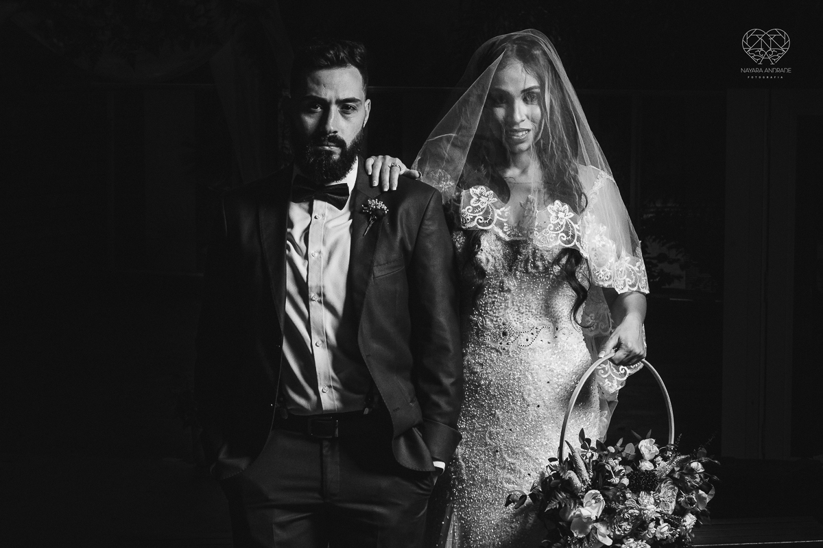 Lindas fotos externas de casal pos casamento noiva com veu noivo de terno azul no por do sol fim de tarde feitas no espaço plataforma pela fotografa premiada nayara andrade