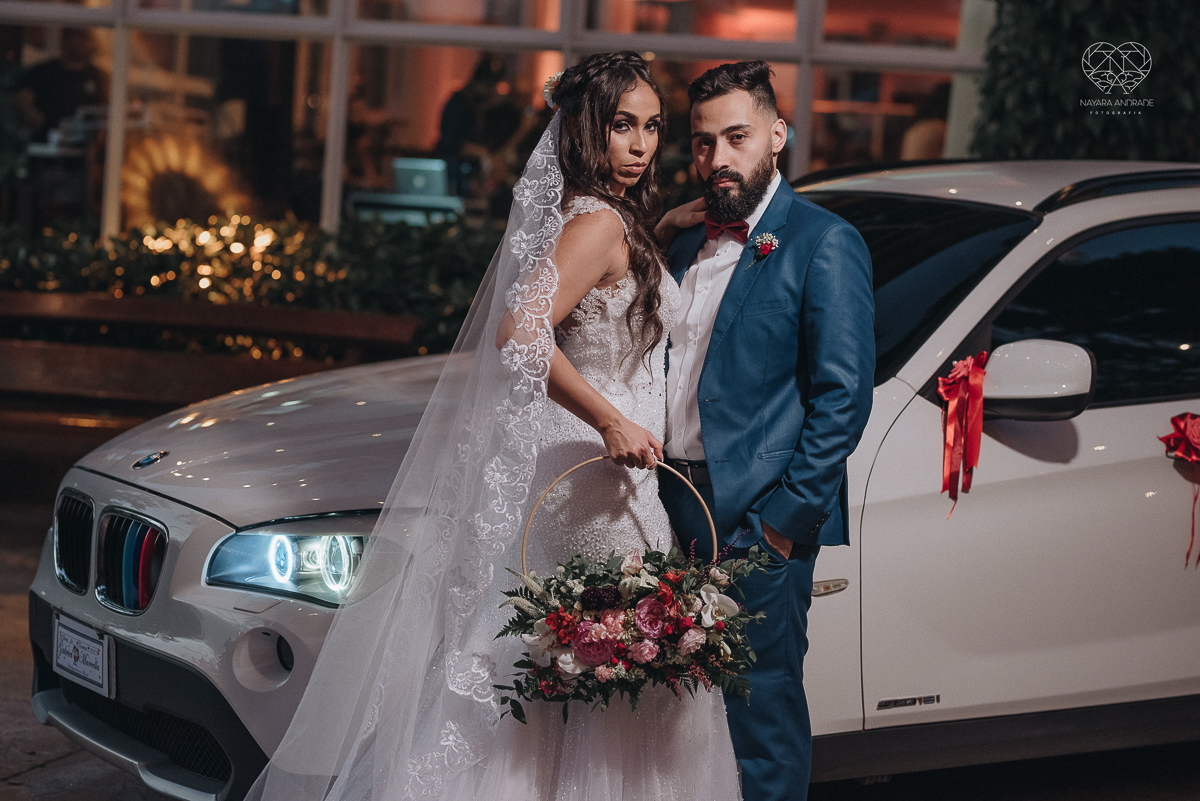 Lindas fotos externas de casal pos casamento noiva com veu noivo de terno azul no por do sol fim de tarde feitas no espaço plataforma pela fotografa premiada nayara andrade