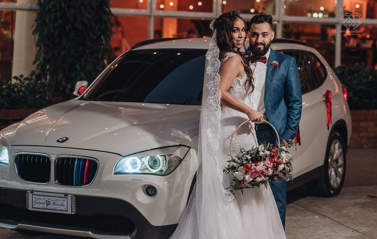 Lindas fotos externas de casal pos casamento noiva com veu noivo de terno azul no por do sol fim de tarde feitas no espaço plataforma pela fotografa premiada nayara andrade