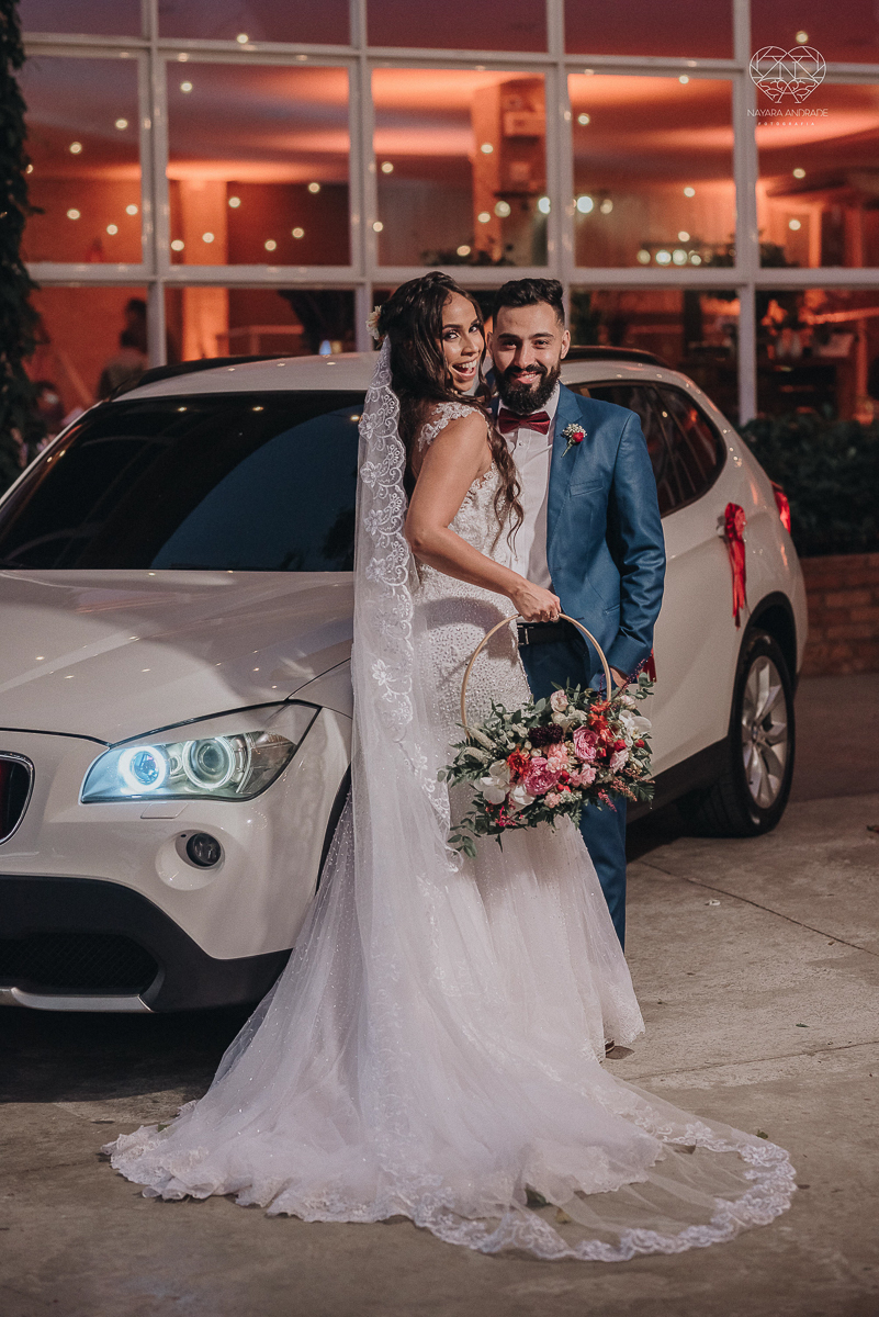 Lindas fotos externas de casal pos casamento noiva com veu noivo de terno azul no por do sol fim de tarde feitas no espaço plataforma pela fotografa premiada nayara andrade