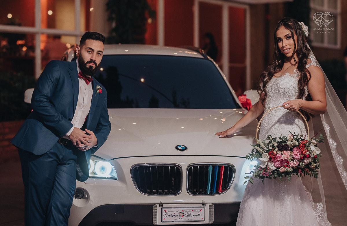 Lindas fotos externas de casal pos casamento noiva com veu noivo de terno azul no por do sol fim de tarde feitas no espaço plataforma pela fotografa premiada nayara andrade