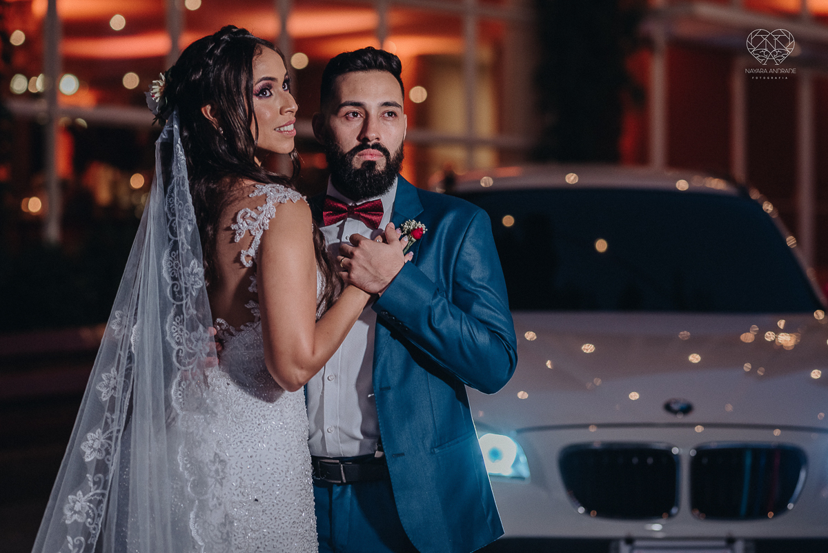 Lindas fotos externas de casal pos casamento noiva com veu noivo de terno azul no por do sol fim de tarde feitas no espaço plataforma pela fotografa premiada nayara andrade