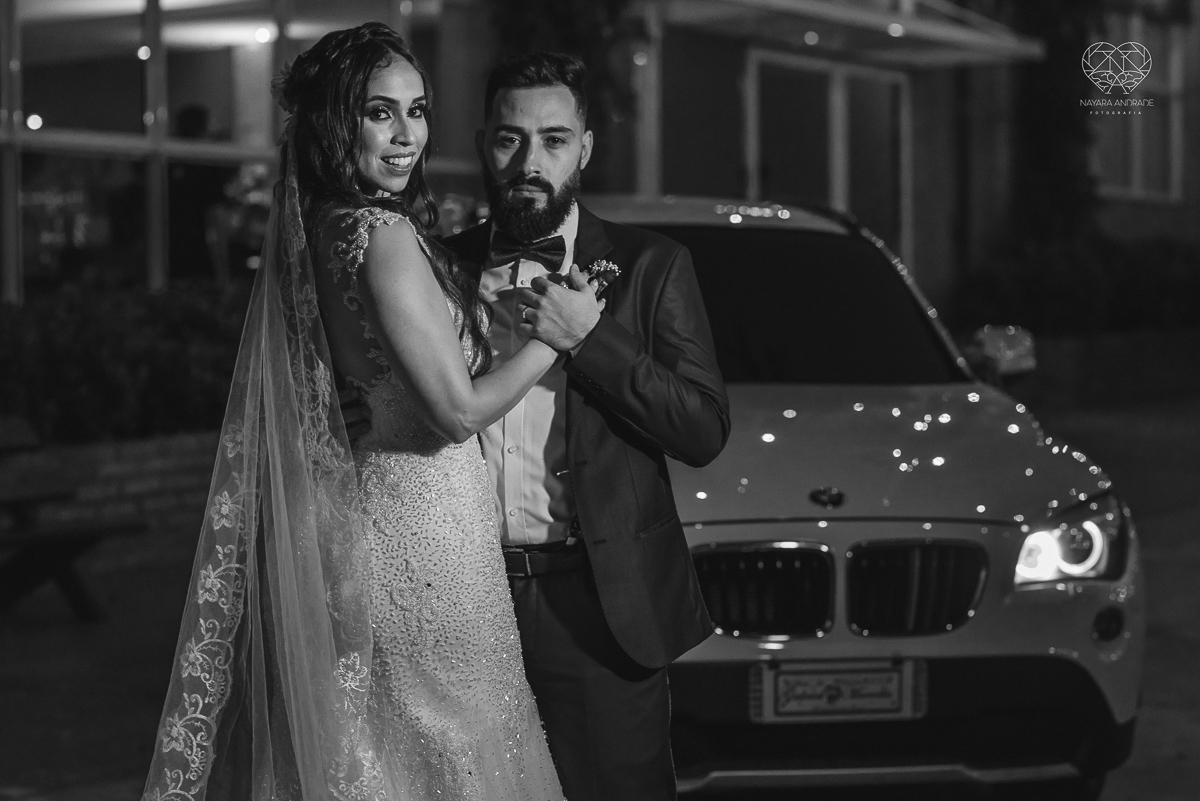 Lindas fotos externas de casal pos casamento noiva com veu noivo de terno azul no por do sol fim de tarde feitas no espaço plataforma pela fotografa premiada nayara andrade