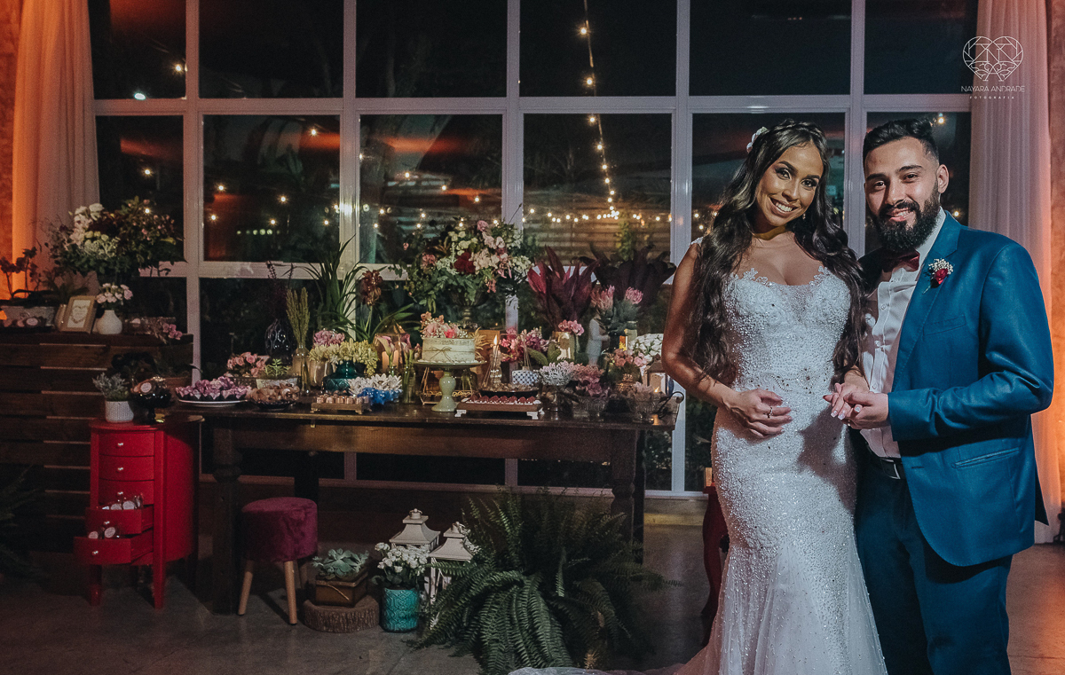 Lindas fotos externas de casal pos casamento noiva com veu noivo de terno azul no por do sol fim de tarde feitas no espaço plataforma pela fotografa premiada nayara andrade