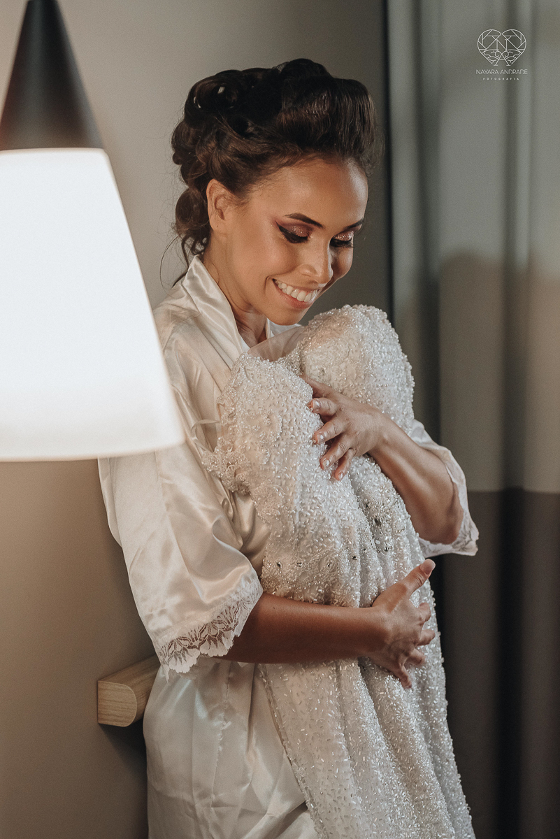 Making of de noiva artistico feito em quarto de hotel com maquiagem e penteado fotografado pela fotografa premiada nayara andrade em santos litoral de sao paulo