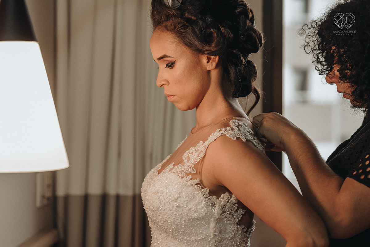 Making of de noiva artistico feito em quarto de hotel com maquiagem e penteado fotografado pela fotografa premiada nayara andrade em santos litoral de sao paulo