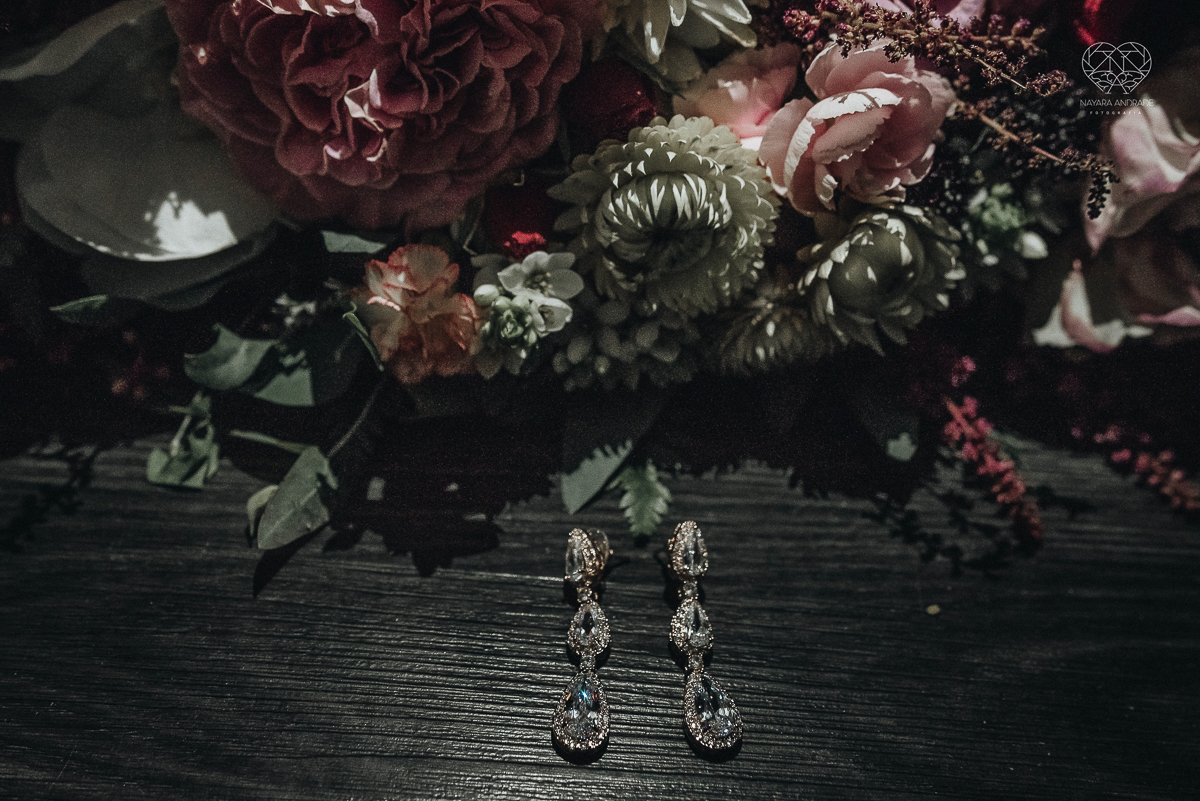 Making of de noiva artistico feito em quarto de hotel com maquiagem e penteado fotografado pela fotografa premiada nayara andrade em santos litoral de sao paulo