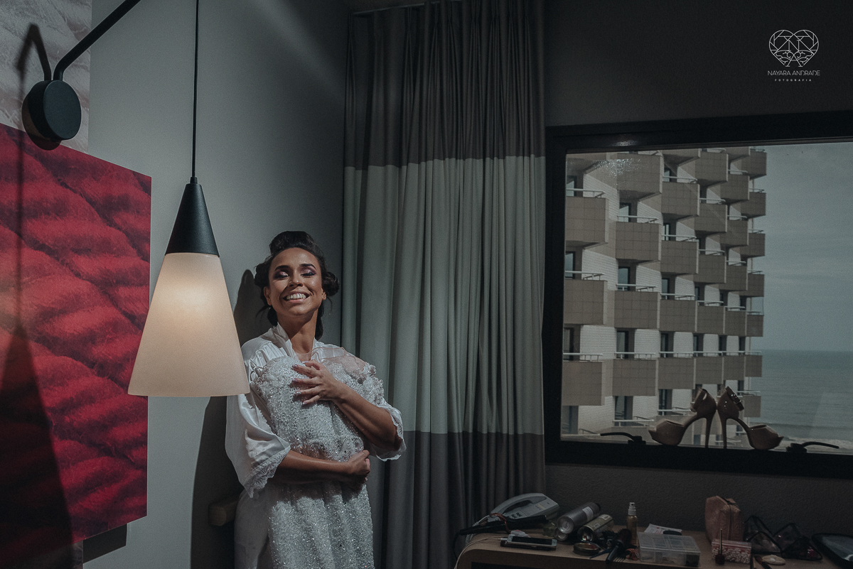 Making of de noiva artistico feito em quarto de hotel com maquiagem e penteado fotografado pela fotografa premiada nayara andrade em santos litoral de sao paulo