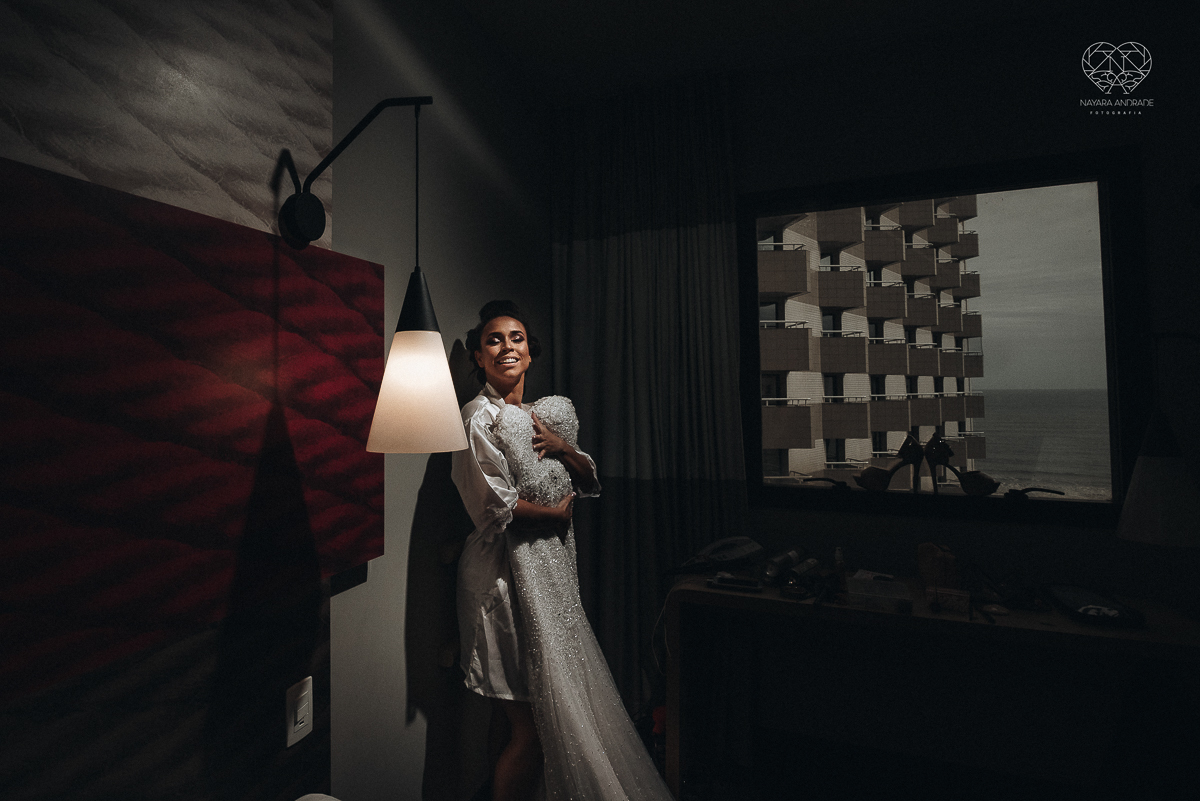 Making of de noiva artistico feito em quarto de hotel com maquiagem e penteado fotografado pela fotografa premiada nayara andrade em santos litoral de sao paulo
