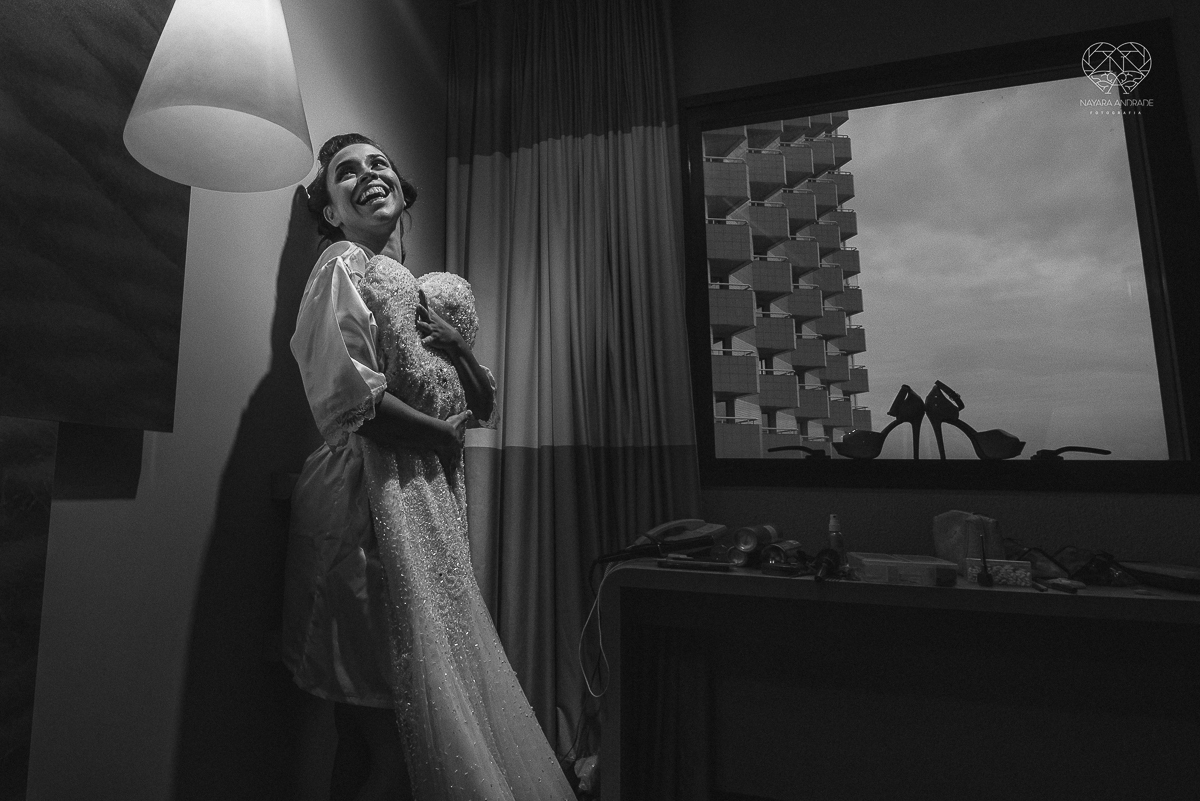 Making of de noiva artistico feito em quarto de hotel com maquiagem e penteado fotografado pela fotografa premiada nayara andrade em santos litoral de sao paulo