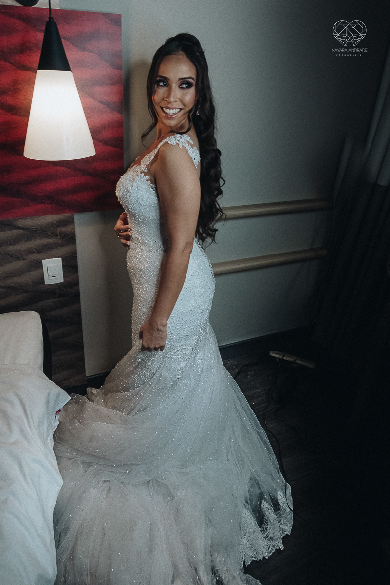 Making of de noiva artistico feito em quarto de hotel com maquiagem e penteado fotografado pela fotografa premiada nayara andrade em santos litoral de sao paulo