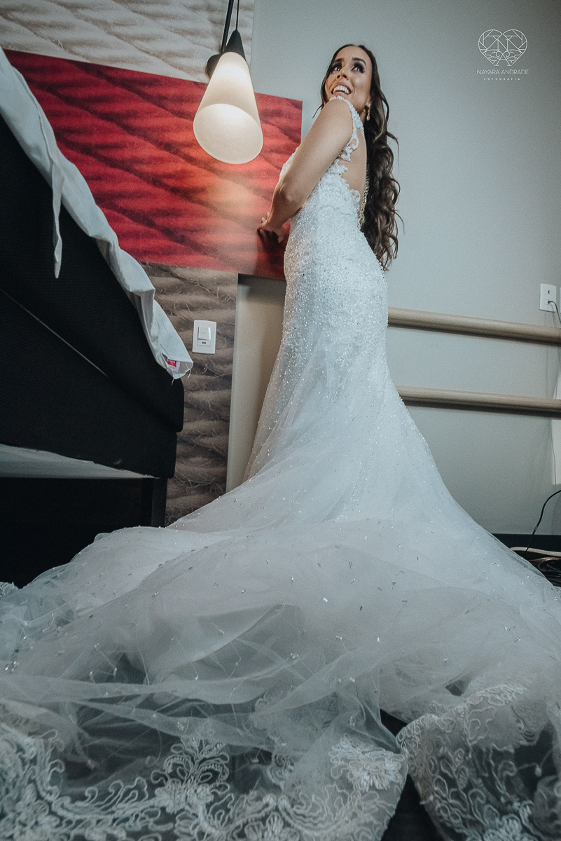 Making of de noiva artistico feito em quarto de hotel com maquiagem e penteado fotografado pela fotografa premiada nayara andrade em santos litoral de sao paulo