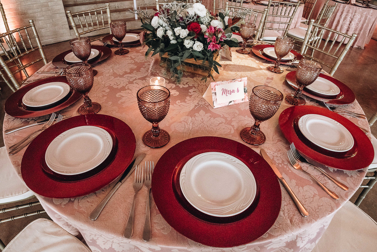 Lindas fotos externas de casal pos casamento noiva com veu noivo de terno azul no por do sol fim de tarde feitas no espaço plataforma pela fotografa premiada nayara andrade
