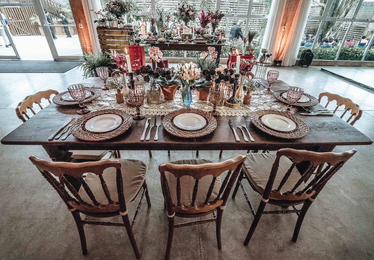 Lindas fotos externas de casal pos casamento noiva com veu noivo de terno azul no por do sol fim de tarde feitas no espaço plataforma pela fotografa premiada nayara andrade