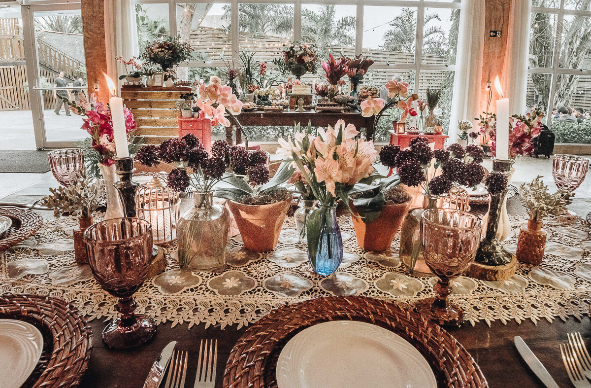 Lindas fotos externas de casal pos casamento noiva com veu noivo de terno azul no por do sol fim de tarde feitas no espaço plataforma pela fotografa premiada nayara andrade