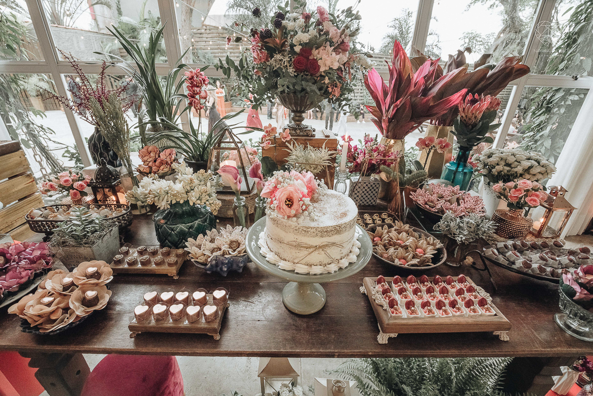 Lindas fotos externas de casal pos casamento noiva com veu noivo de terno azul no por do sol fim de tarde feitas no espaço plataforma pela fotografa premiada nayara andrade