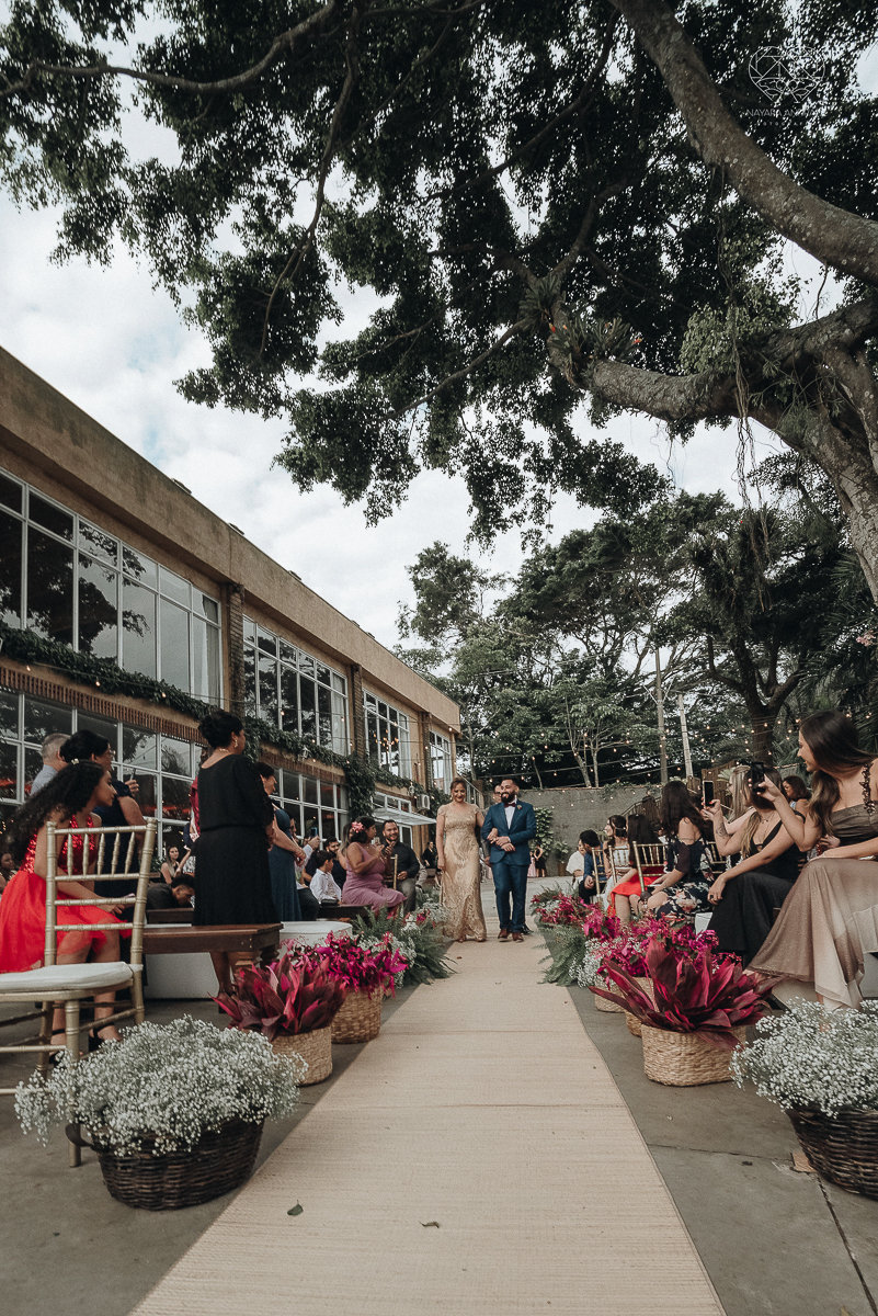 cerimonia de casamento ao ar livre com lindo por do sol no espaço plataforma em sao vicente santos no ilha porchat