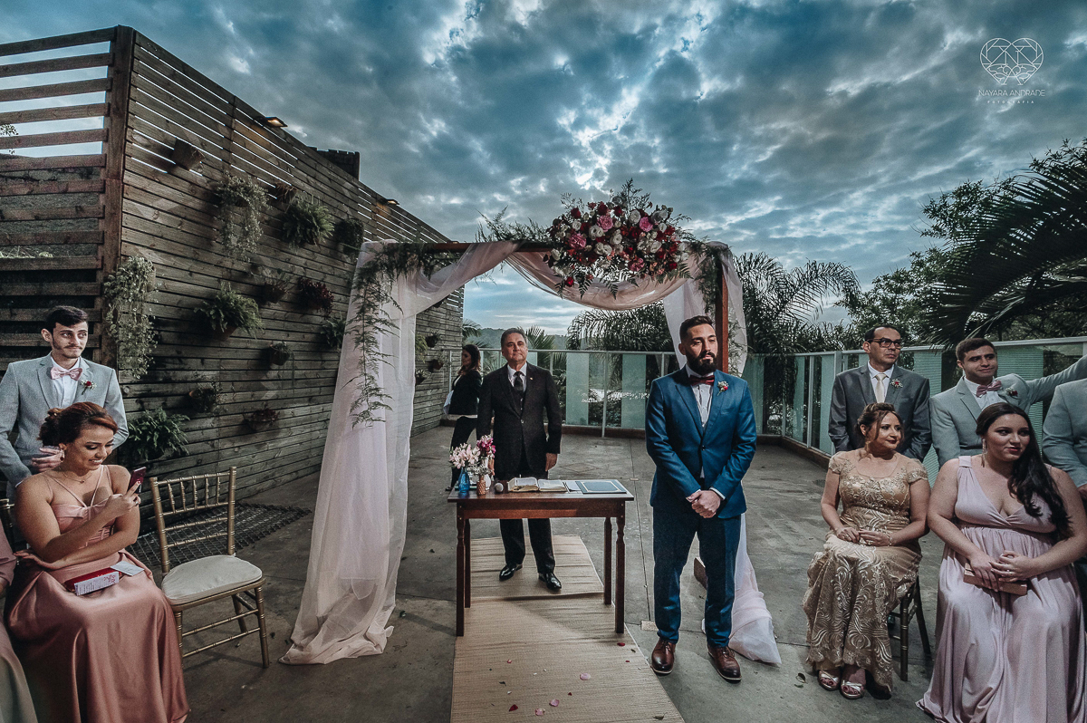 cerimonia de casamento ao ar livre com lindo por do sol no espaço plataforma em sao vicente santos no ilha porchat