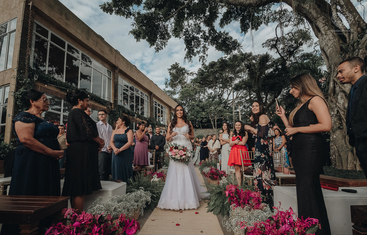 cerimonia de casamento ao ar livre com lindo por do sol no espaço plataforma em sao vicente santos no ilha porchat