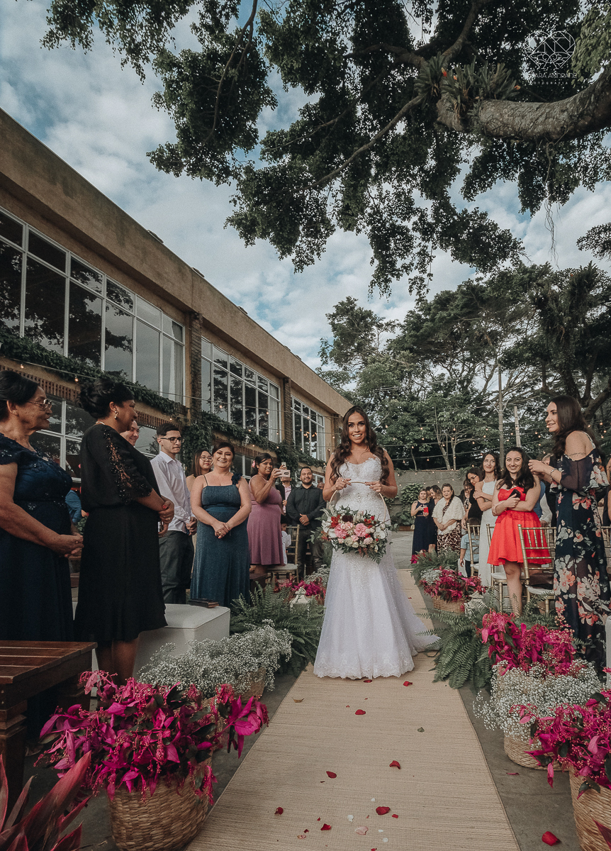 cerimonia de casamento ao ar livre com lindo por do sol no espaço plataforma em sao vicente santos no ilha porchat