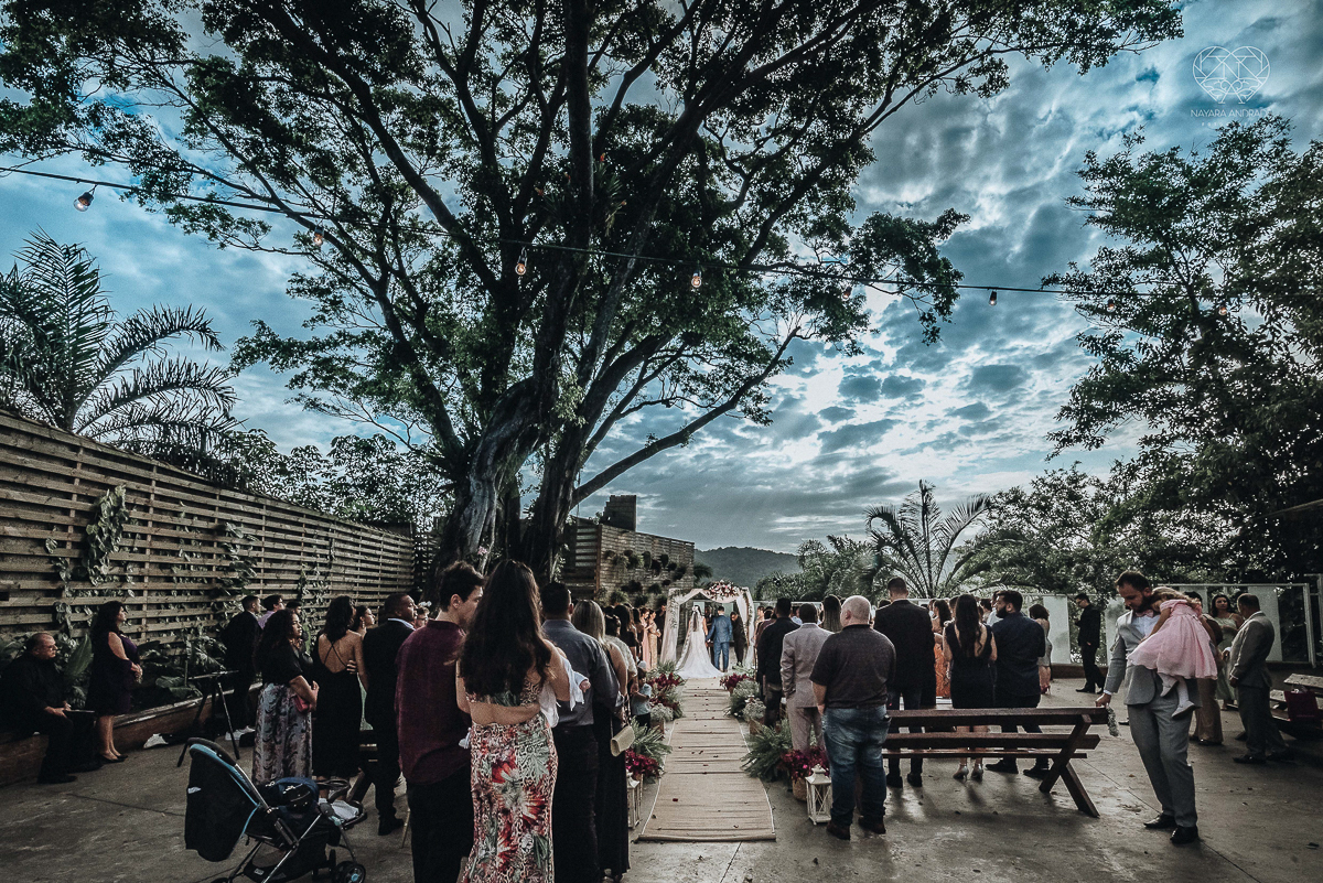 cerimonia de casamento ao ar livre com lindo por do sol no espaço plataforma em sao vicente santos no ilha porchat