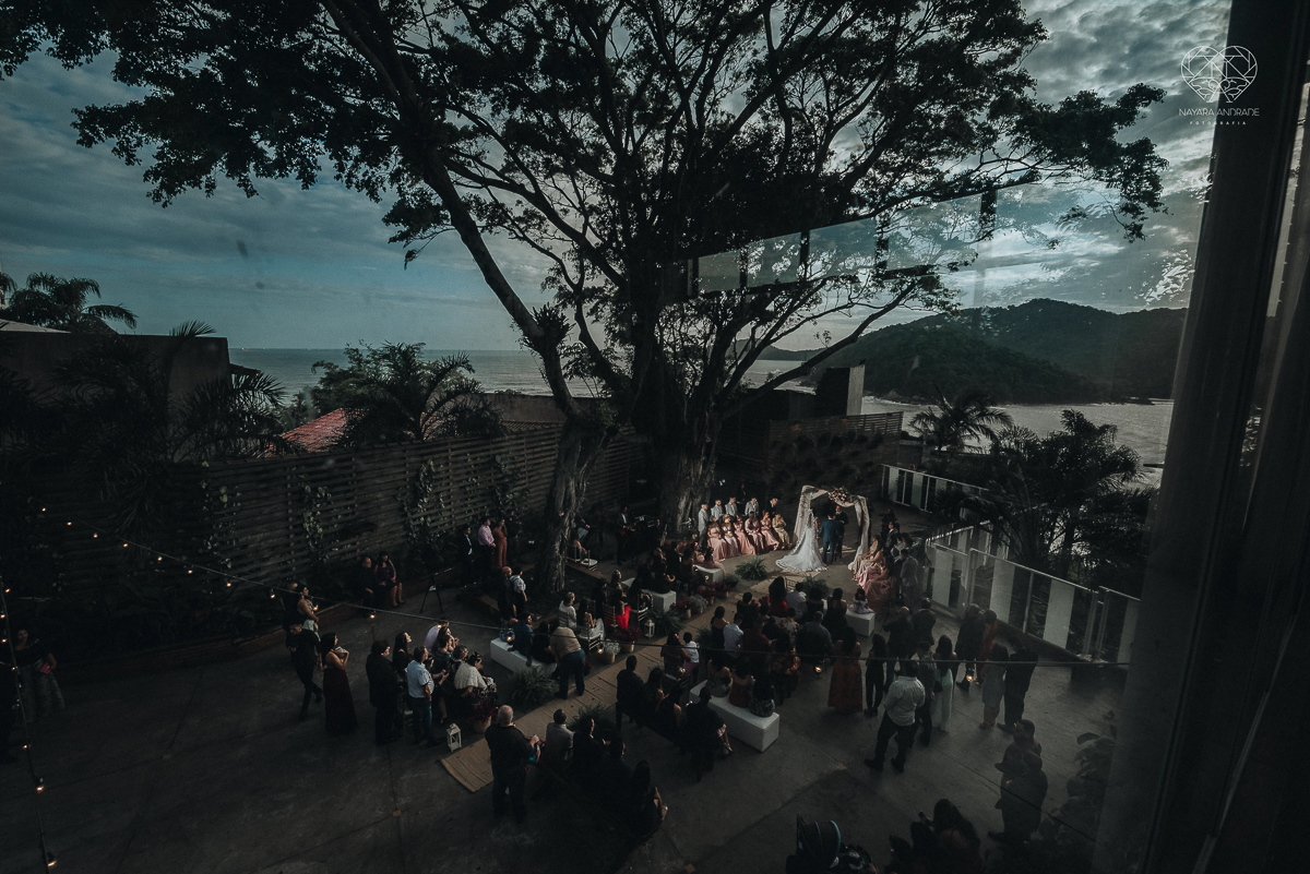 cerimonia de casamento ao ar livre com lindo por do sol no espaço plataforma em sao vicente santos no ilha porchat