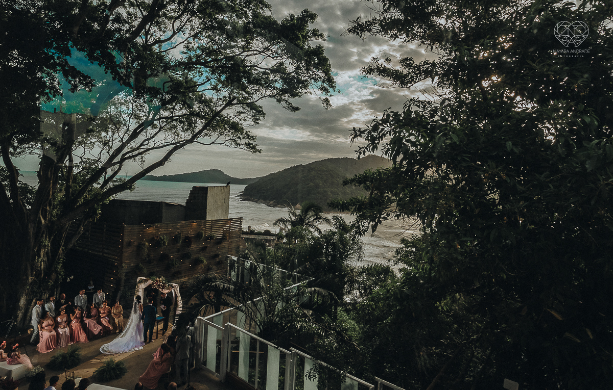 cerimonia de casamento ao ar livre com lindo por do sol no espaço plataforma em sao vicente santos no ilha porchat