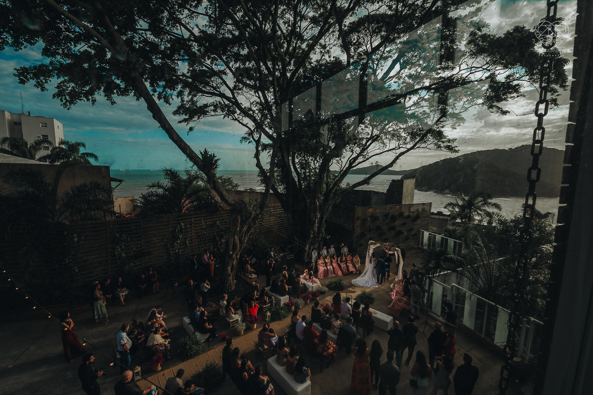 cerimonia de casamento ao ar livre com lindo por do sol no espaço plataforma em sao vicente santos no ilha porchat